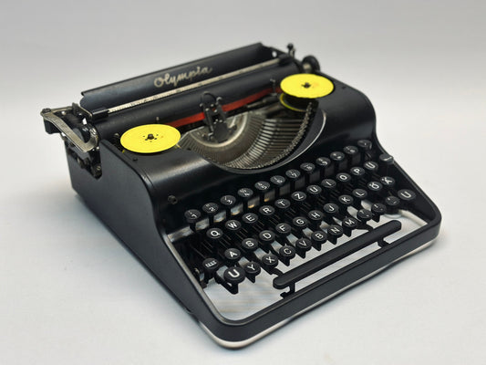 Olympia Black Typewriter - 1940 Model, Impeccable Performance, QWERTZ Keyboard - A Timeless Writing Companion with Black Wood Bag