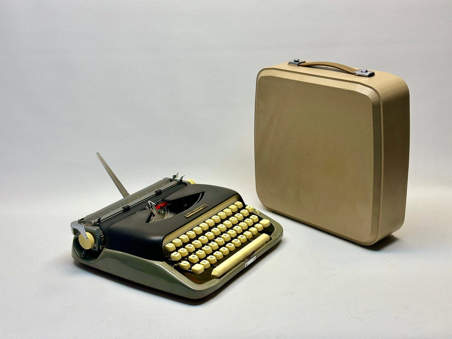 Brillant S Model Typewriter - Vintage 1950 Edition with QWERTZ Keyboard - Black Typewriter - - Antique Typewriter