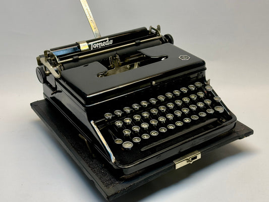 Torpedo Typewriter - Vintage 1940 Model in Classic Black with QWERTZ Keyboard and Black Wood Bag