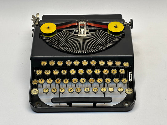 Rentmigon Black Typewriter - Vintage 1935 Model with QWERTZ Keyboard and Glass Keys