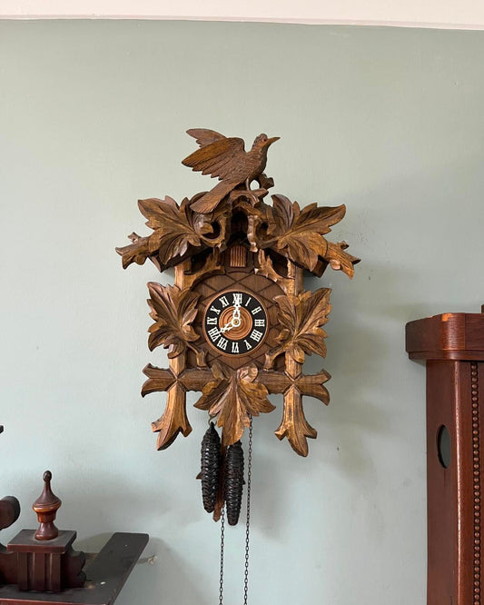 Antique Cuckoo Clock with Wind-Up Mechanism and Wooden Case | 38x30 cm | Collectible Vintage Timepiece