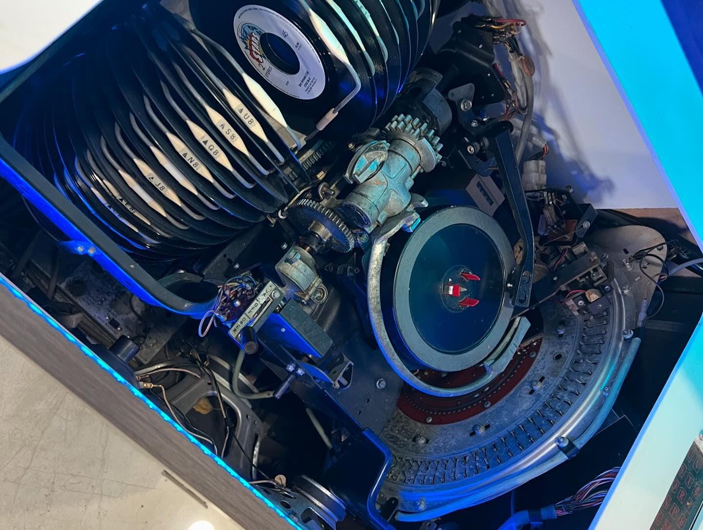 Collectible Antique American Rock-Ola Jukebox, 60 Record Capacity, Visible Mechanism, Fully Functional, Excellent Condition