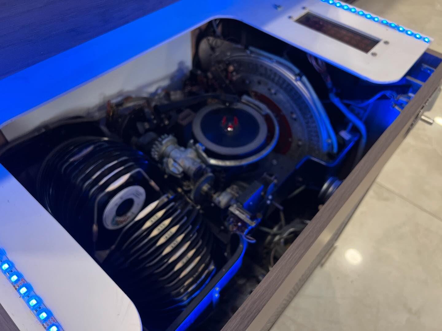 Collectible Antique American Rock-Ola Jukebox, 60 Record Capacity, Visible Mechanism, Fully Functional, Excellent Condition