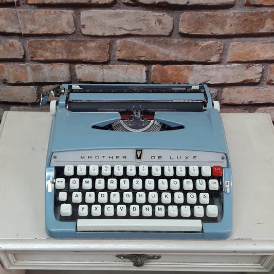 Brother Deluxe Typewriter - Vintage Elegance with Modern Appeal!
