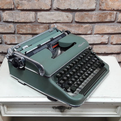 Olympia Sm3 Typewriter + Case / The Most Special Gift,typewriter working