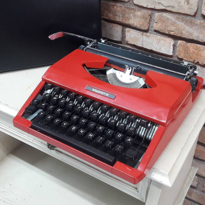 Silverette Typewriter | Classic Design, Fully Operational | Embrace Vintage Elegance for an Enriched Writing Experience