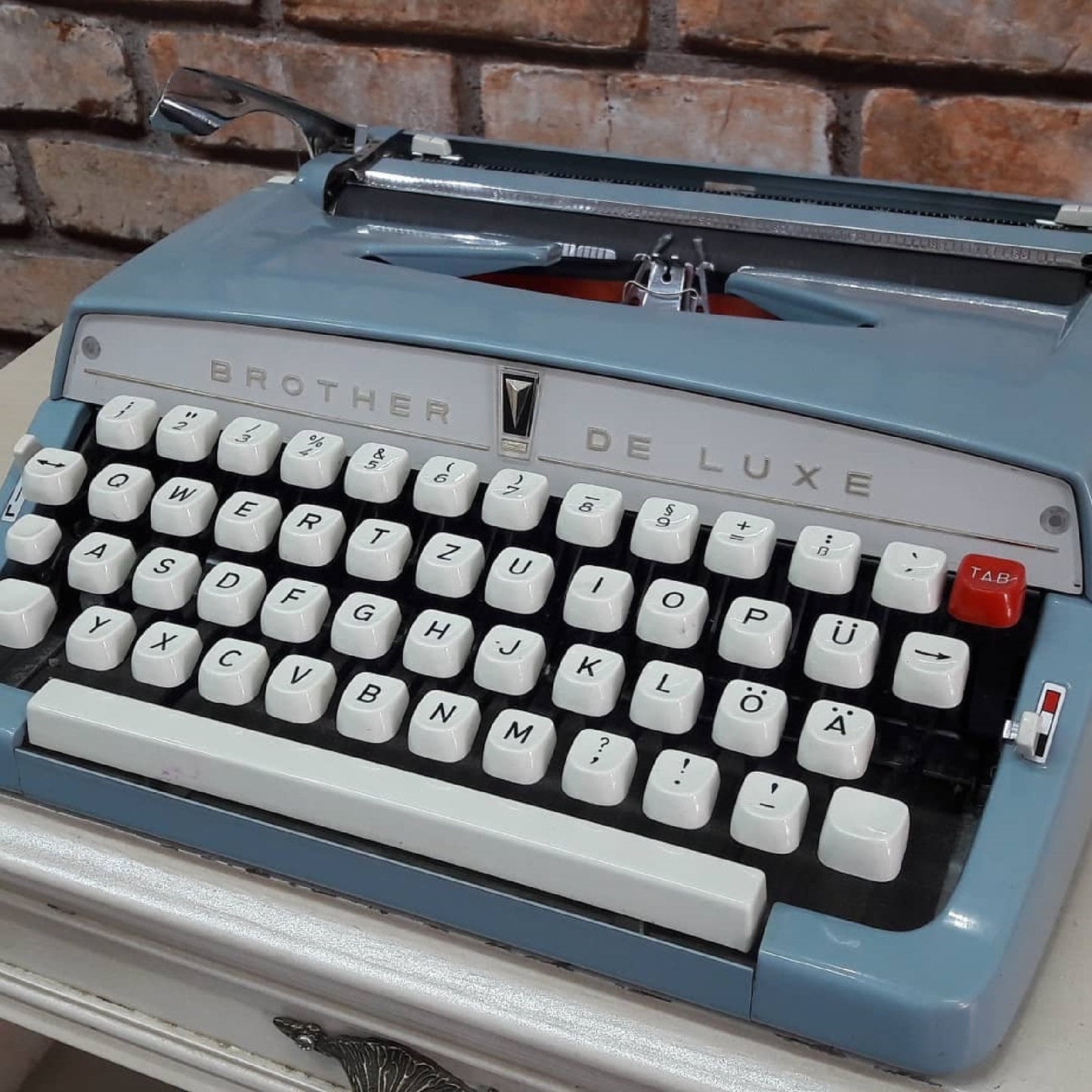 Brother Deluxe Typewriter - Vintage Elegance with Modern Appeal!