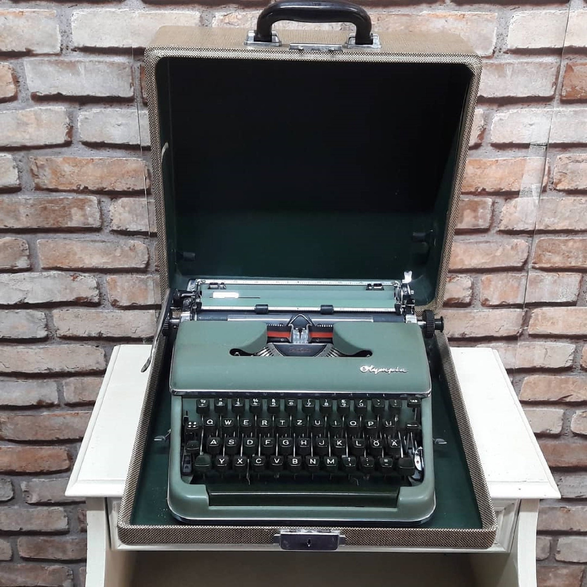 Olympia Sm3 Typewriter + Case / The Most Special Gift,typewriter working