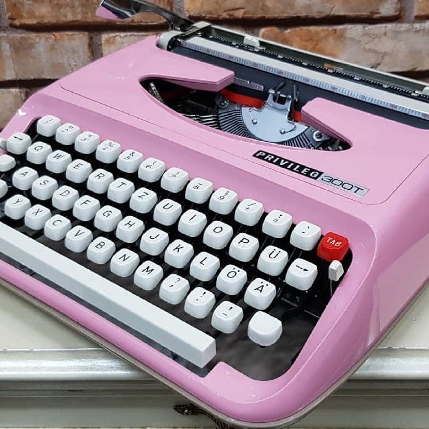 PRIVILEG 300T Typewriter,Charming Pink Hue,1960 Model,Vintage Elegance with Modern Typing Precision | Ideal for Timeless Writing Experiences
