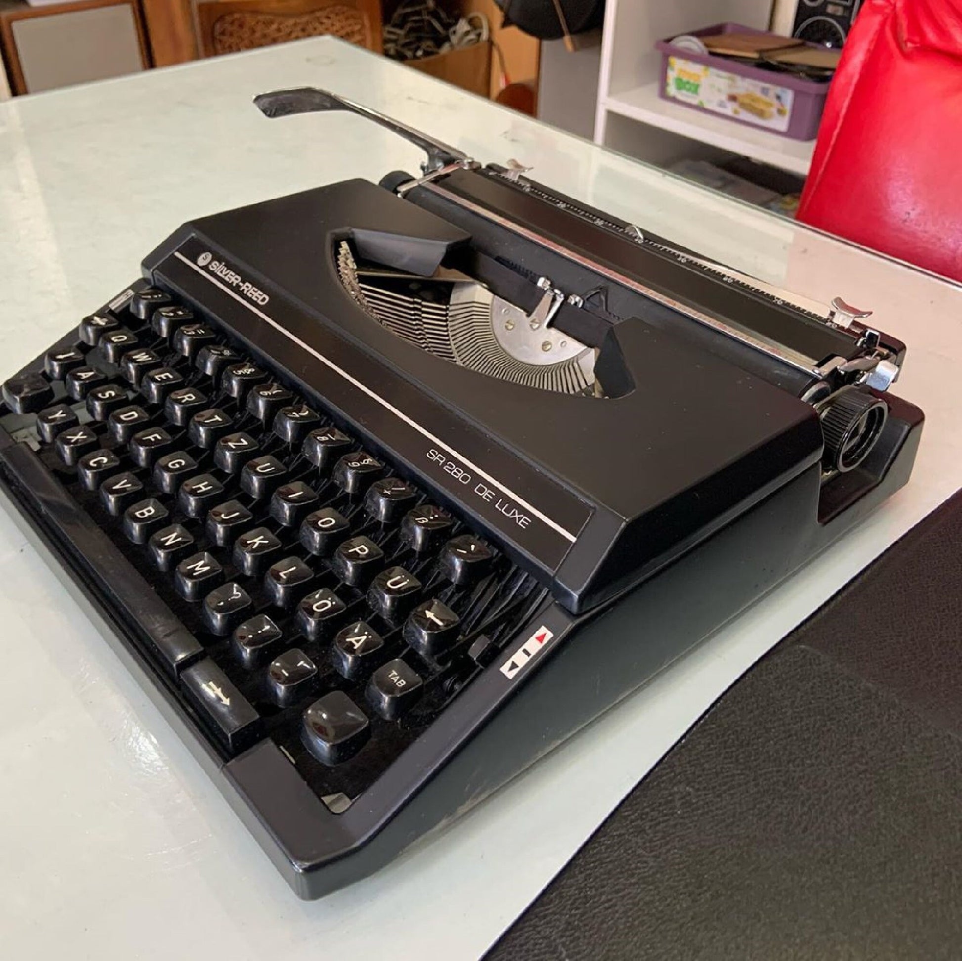 Silver Reed SR 280 Deluxe Typewriter - Functional Elegance