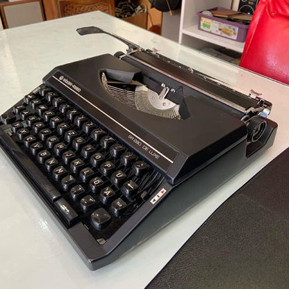 Silver Reed SR 280 Deluxe Typewriter - Functional Elegance