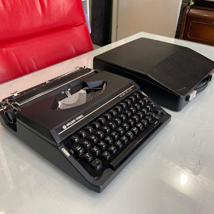 Silver Reed SR 280 Deluxe Typewriter,typewriter working