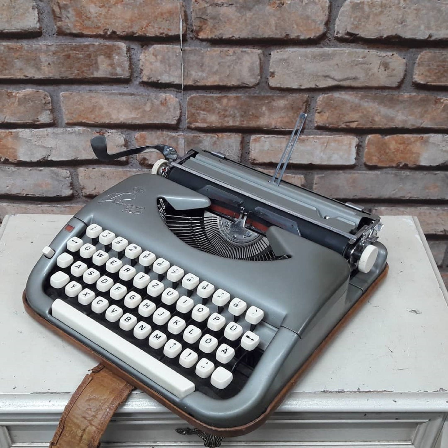 Princess 200 Typewriter, antique typewriter,old typewriter,typewriter working
