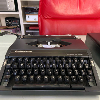 Silver Reed SR 280 Deluxe Typewriter,typewriter working