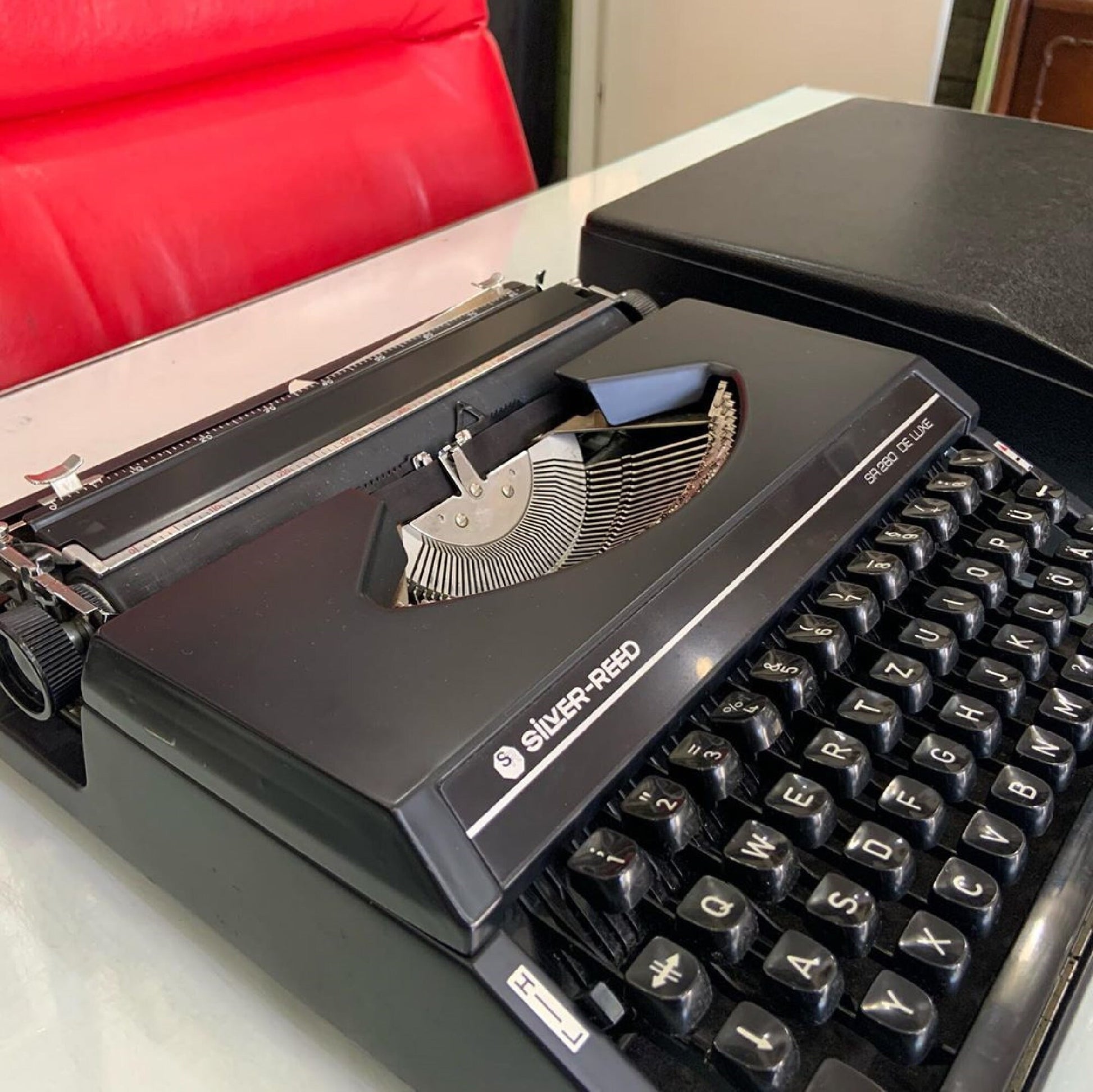 Silver Reed SR 280 Deluxe Typewriter - Functional Elegance