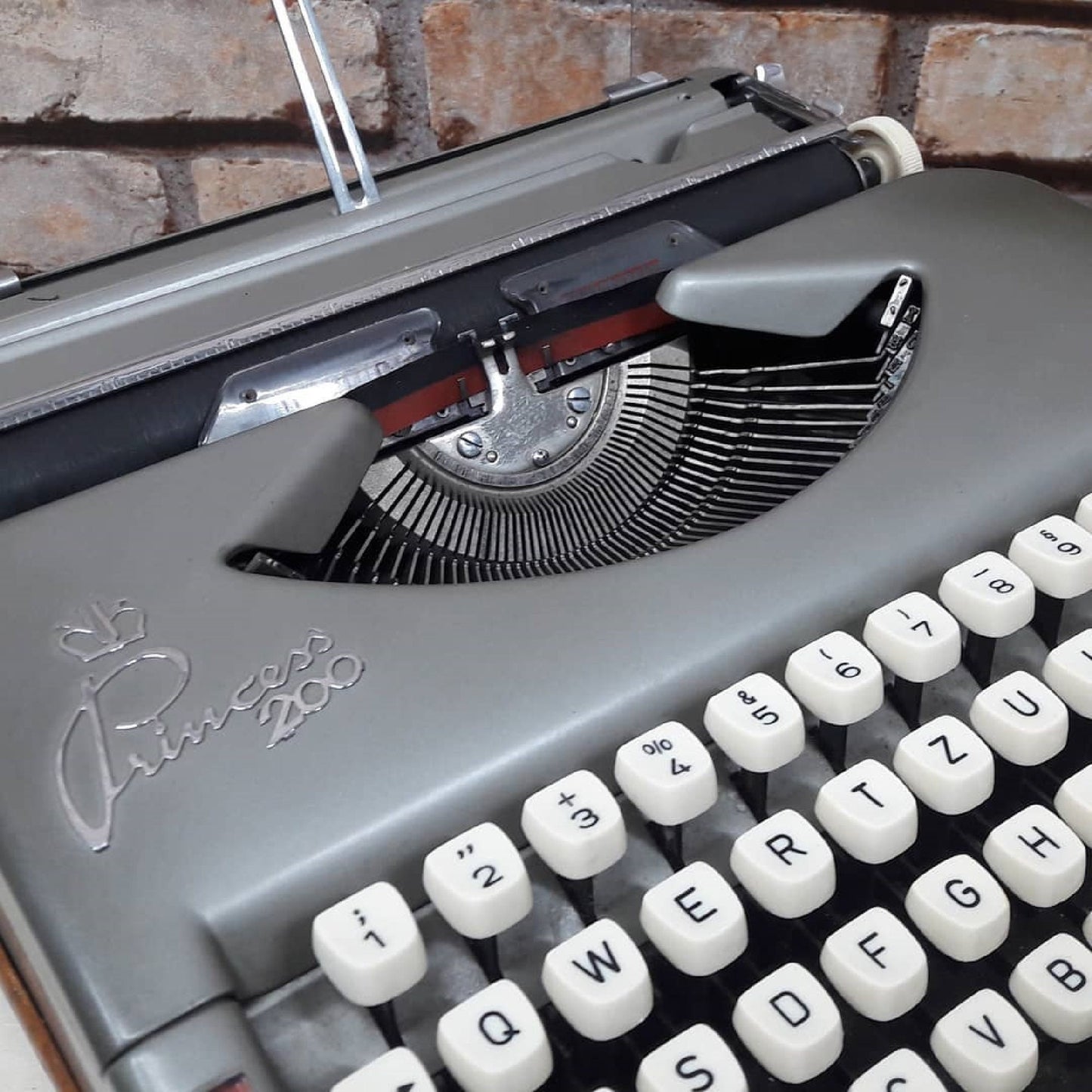Princess 200 Typewriter, antique typewriter,old typewriter,typewriter working