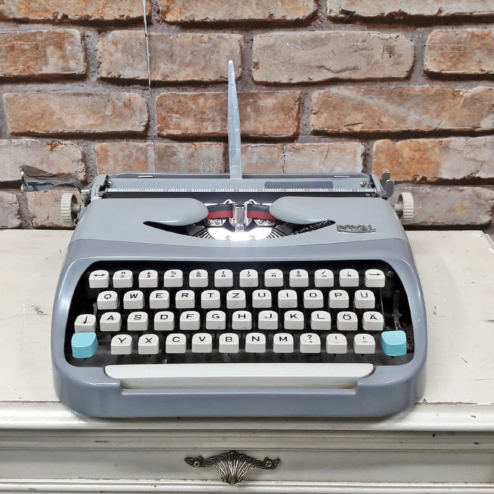 Royal Model Typewriter | Like New Condition | Ideal for Office, School, and Special Occasions,typewriter working