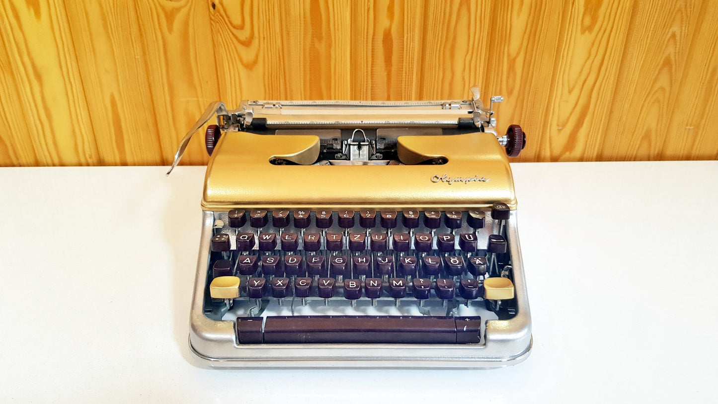 Olympia SM3 Rare Model. Typewriter, old typewriter / The Most Special Gift,typewriter working