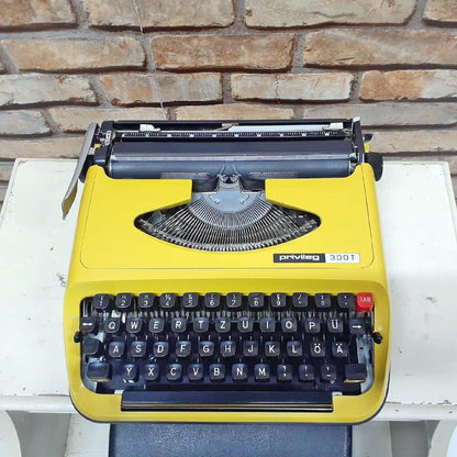 retro writing with the Privileg Typewiter typewriter yellow - a fully refurbished vintage writing machine with a matching carrying case.