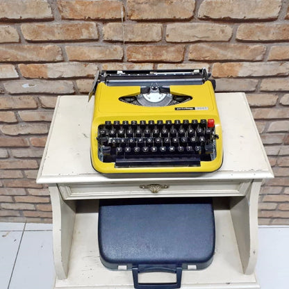 retro writing with the Privileg Typewiter typewriter yellow - a fully refurbished vintage writing machine with a matching carrying case.