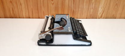 Jeans Olympia Traveller Typewriter | Old Typewriter | Antique Typewriter | Typewriter World | Working Typewriter | Vintage Typewriter