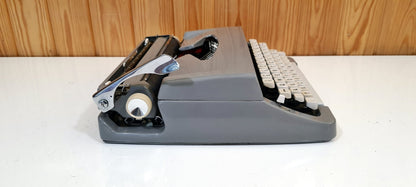 Brother Deluxe Typewriter - A Renewed Classic for Effortless Writing