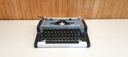 Jeans Olympia Traveller Typewriter | Old Typewriter | Antique Typewriter | Typewriter World | Working Typewriter | Vintage Typewriter