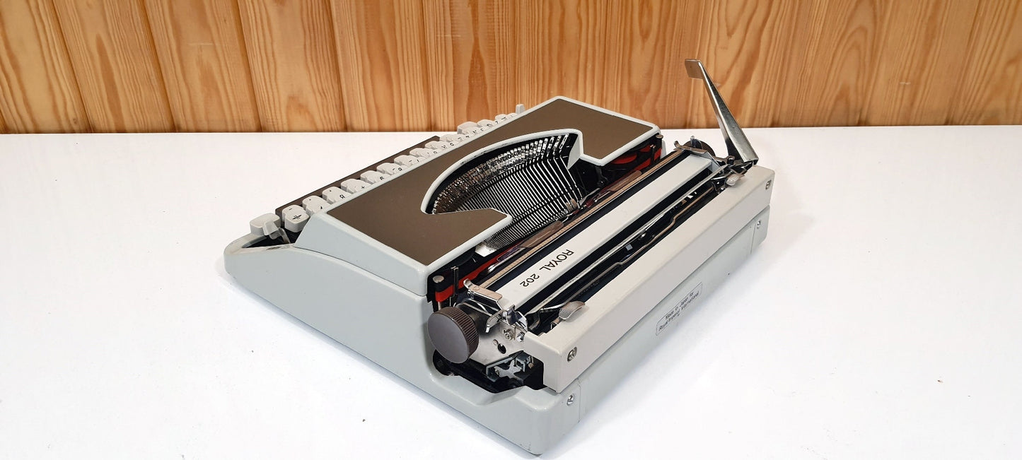 Royal Model Typewriter - At Zero Setting, Perfect Condition, Typewriter Like New, Fully Operational