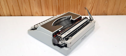 Royal Model Typewriter - At Zero Setting, Perfect Condition, Typewriter Like New, Fully Operational