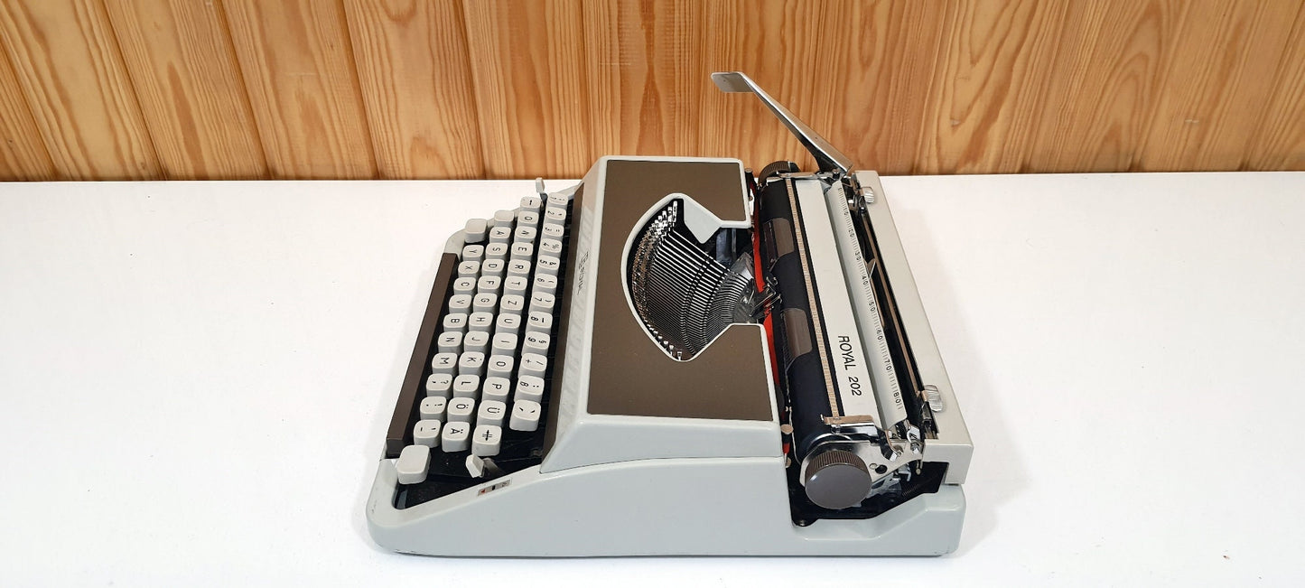 Royal Model Typewriter - At Zero Setting, Perfect Condition, Typewriter Like New, Fully Operational