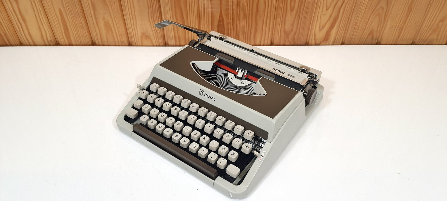 Royal Model Typewriter - At Zero Setting, Perfect Condition, Typewriter Like New, Fully Operational