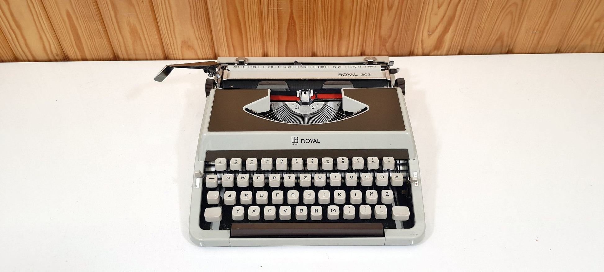 Royal Model Typewriter - At Zero Setting, Perfect Condition, Typewriter Like New, Fully Operational