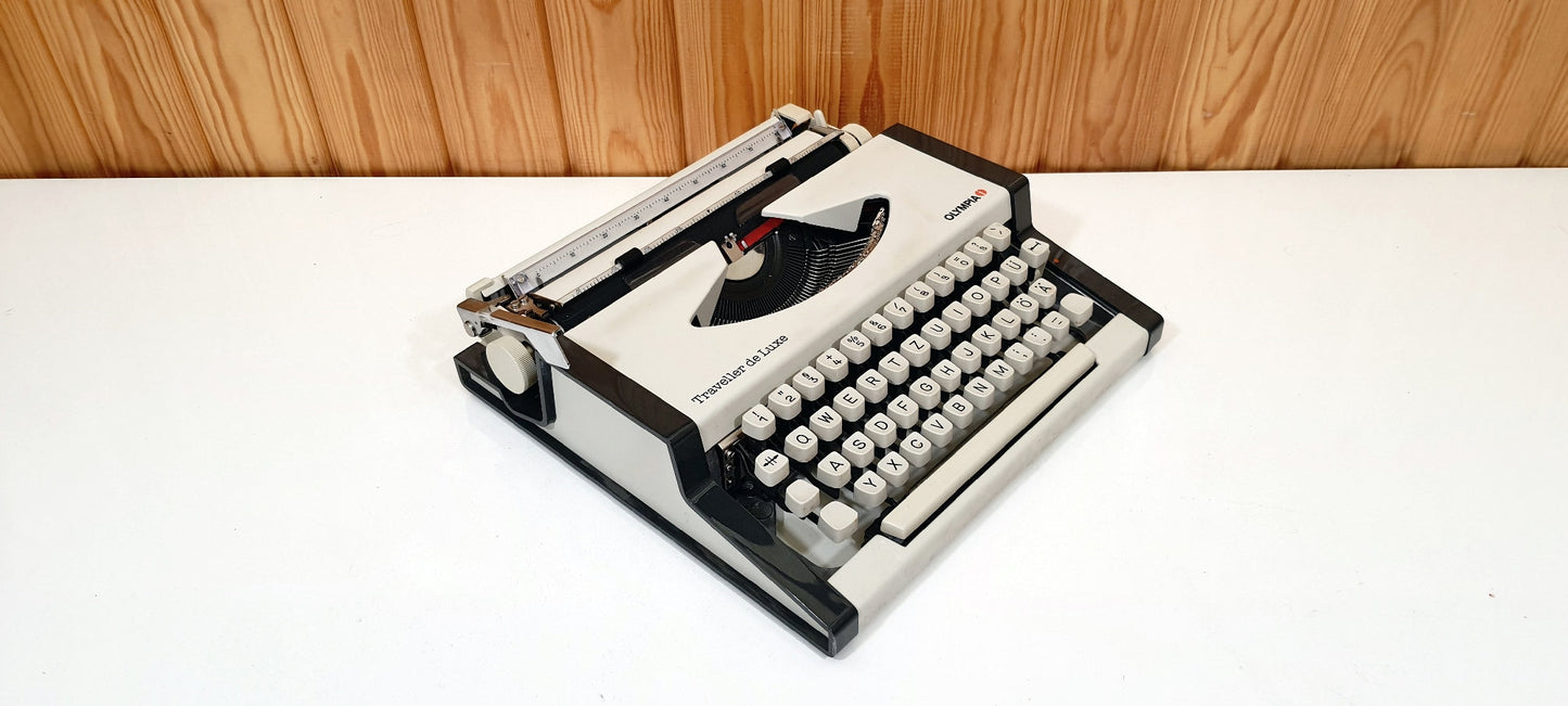 OLYMPIA TRAVELLER Deluxe Typewriter, Like Never Used. Very clean. | Typewriter like new,typewriter working