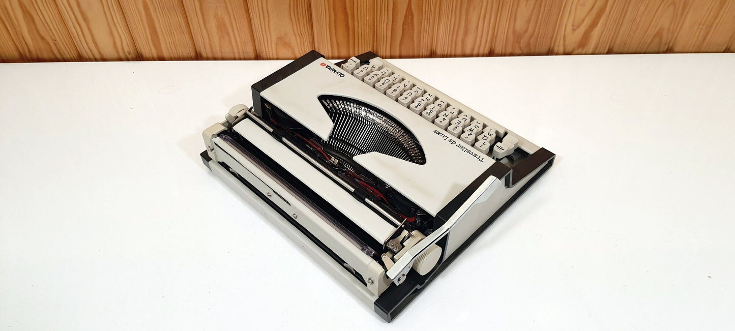 OLYMPIA TRAVELLER Deluxe Typewriter, Like Never Used. Very clean. | Typewriter like new,typewriter working
