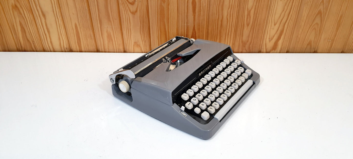 Brother Deluxe Typewriter - A Renewed Classic for Effortless Writing
