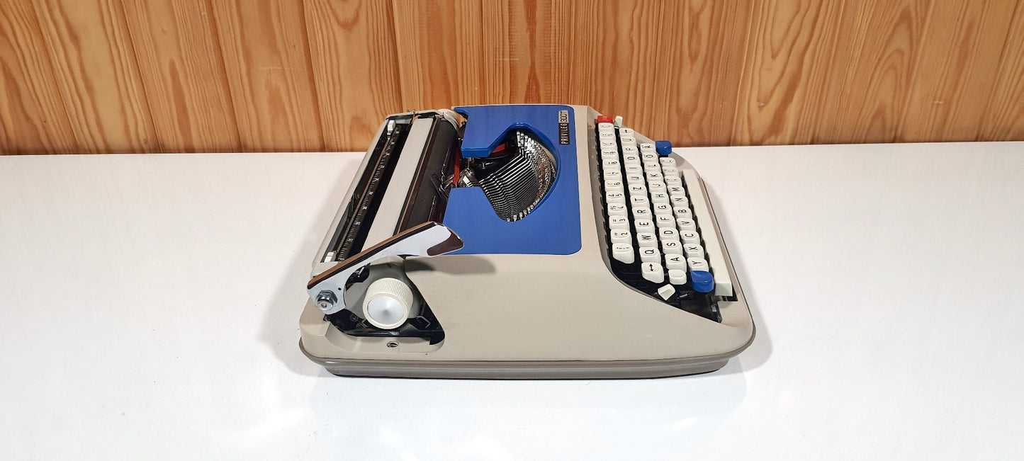 White Privileg 300 Typewriter - Fully Operational and Stylish - White Keyboard