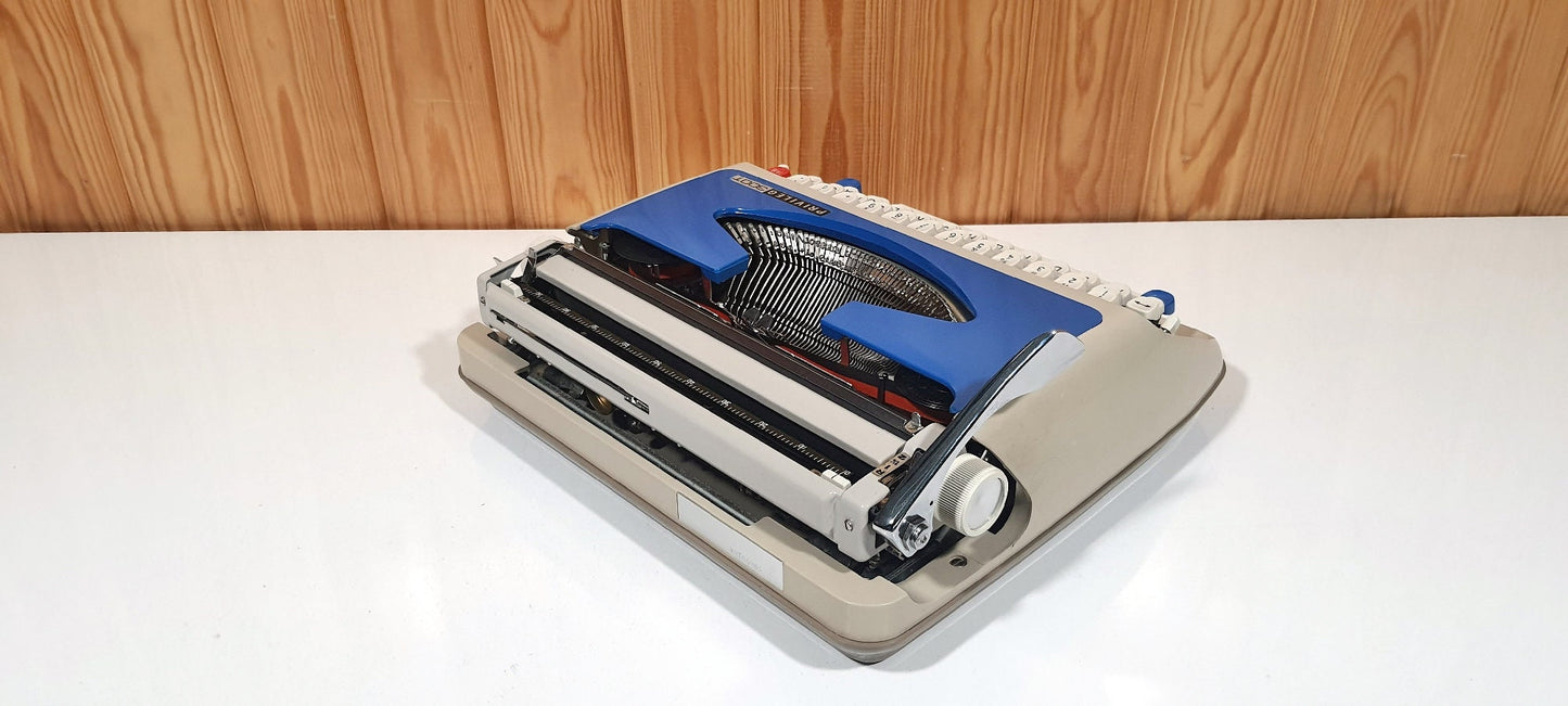White Privileg 300 Typewriter - Fully Operational and Stylish - White Keyboard