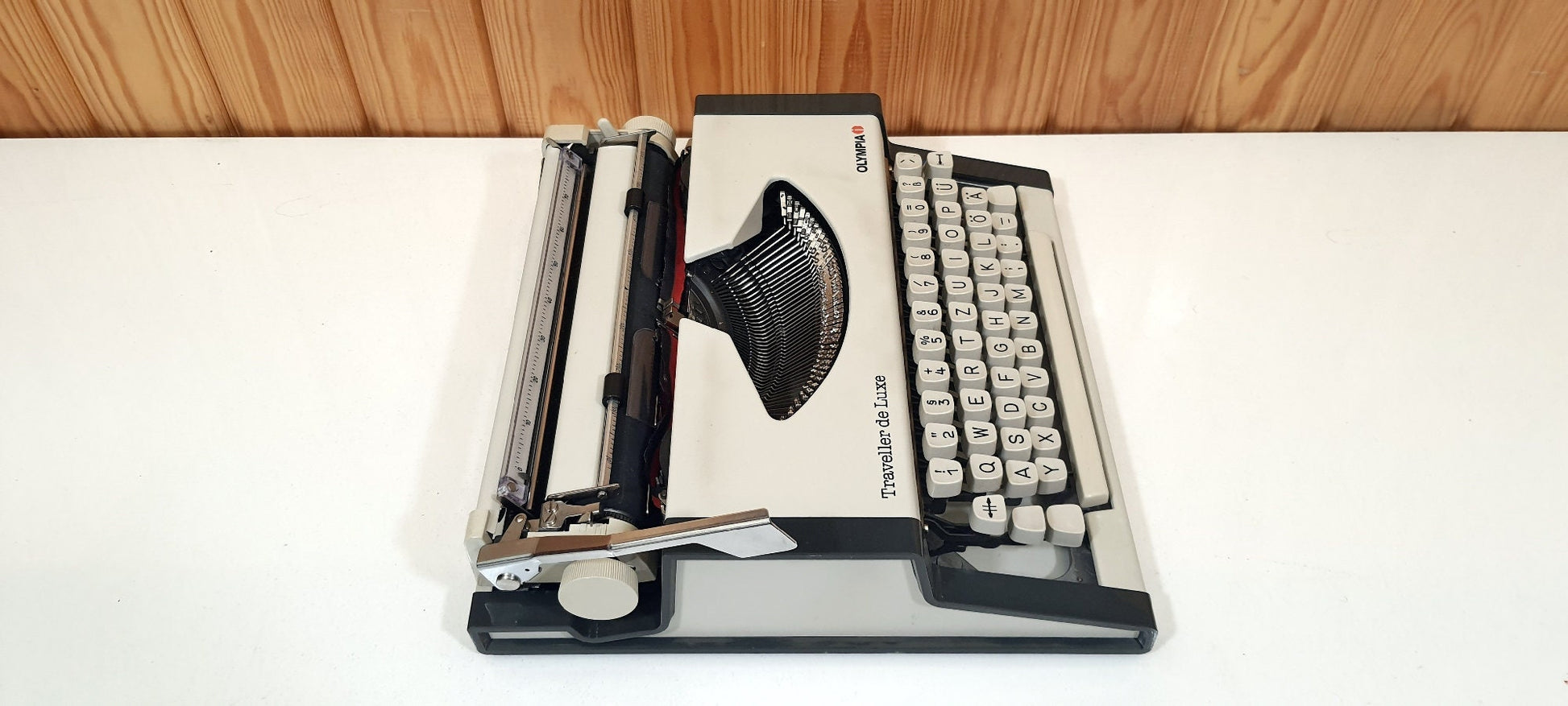 Olympia Deluxe Typewriter - Like Never Used, Very Clean, Typewriter Like New, Fully Operational
