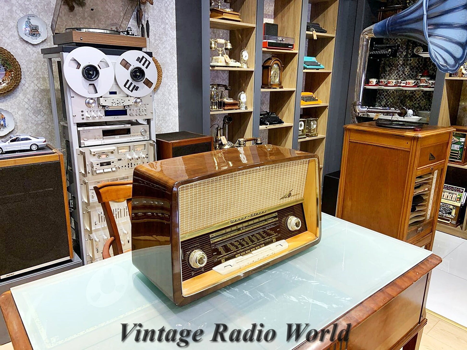 Loewe Opta Venüs Vintage Radio: Timeless Elegance with Antique Design and Lamp Feature