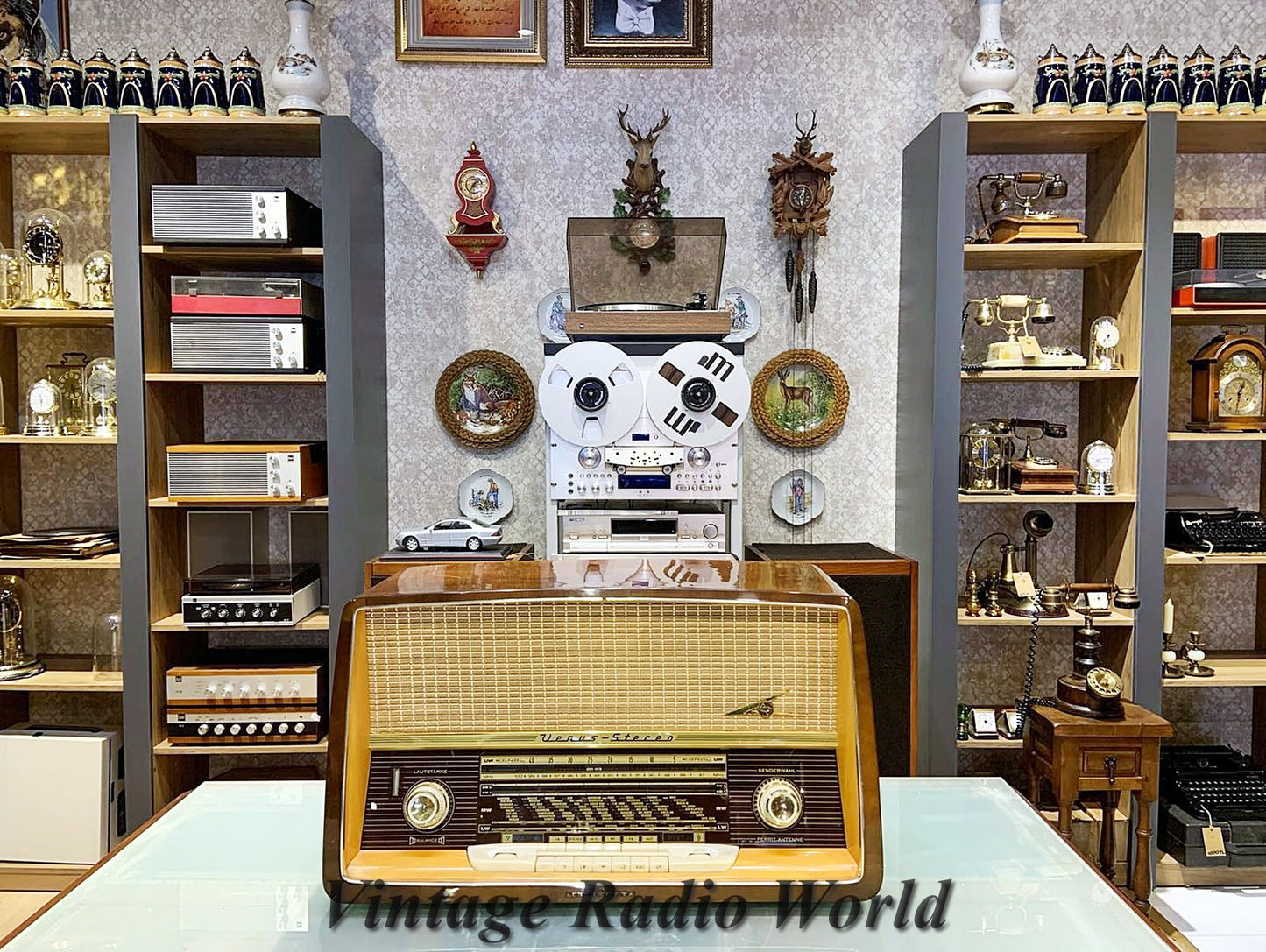 Loewe Opta Venüs Vintage Radio: Timeless Elegance with Antique Design and Lamp Feature