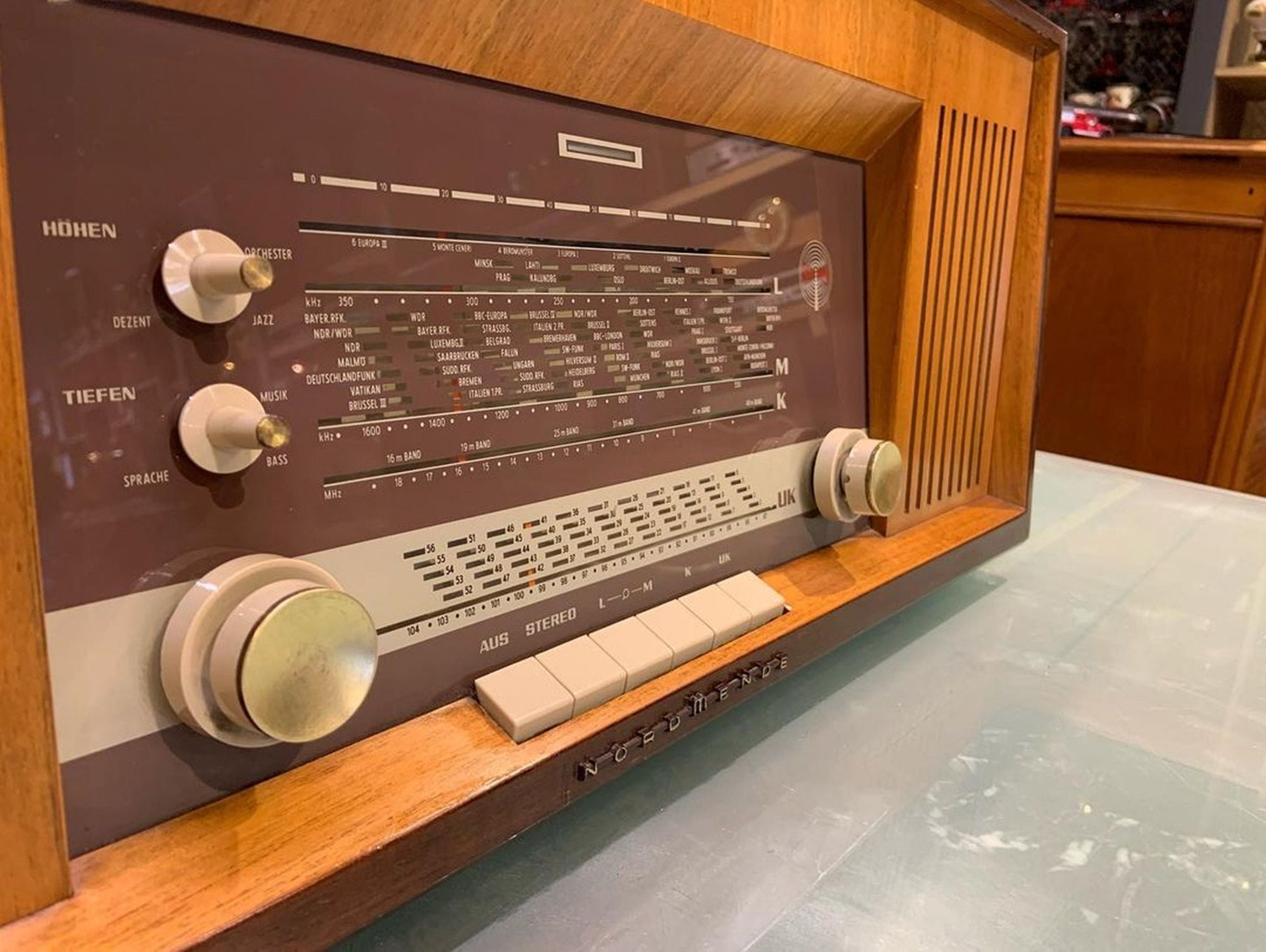 Nordmende Fidelio Stereo Vintage Radio: A Harmonious Fusion of Antique Elegance and Superior Audio