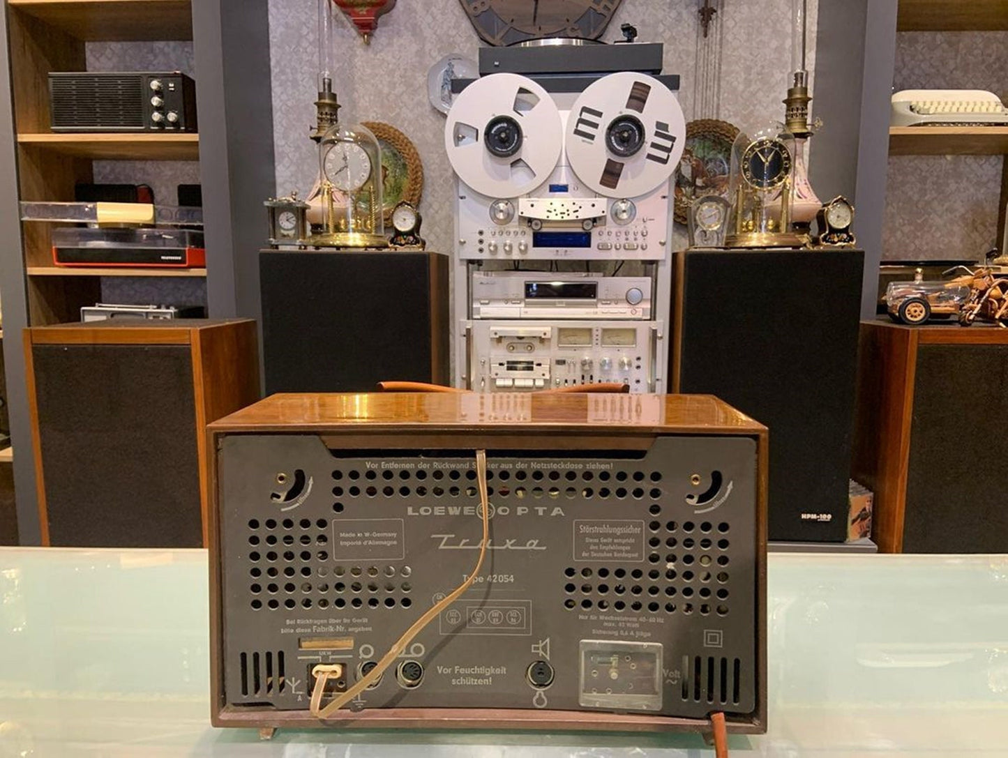 Loewe Opta Truxa Vintage Radio: A Symphony of Nostalgia and Modern Elegance with Antique Design and Lamp Feature