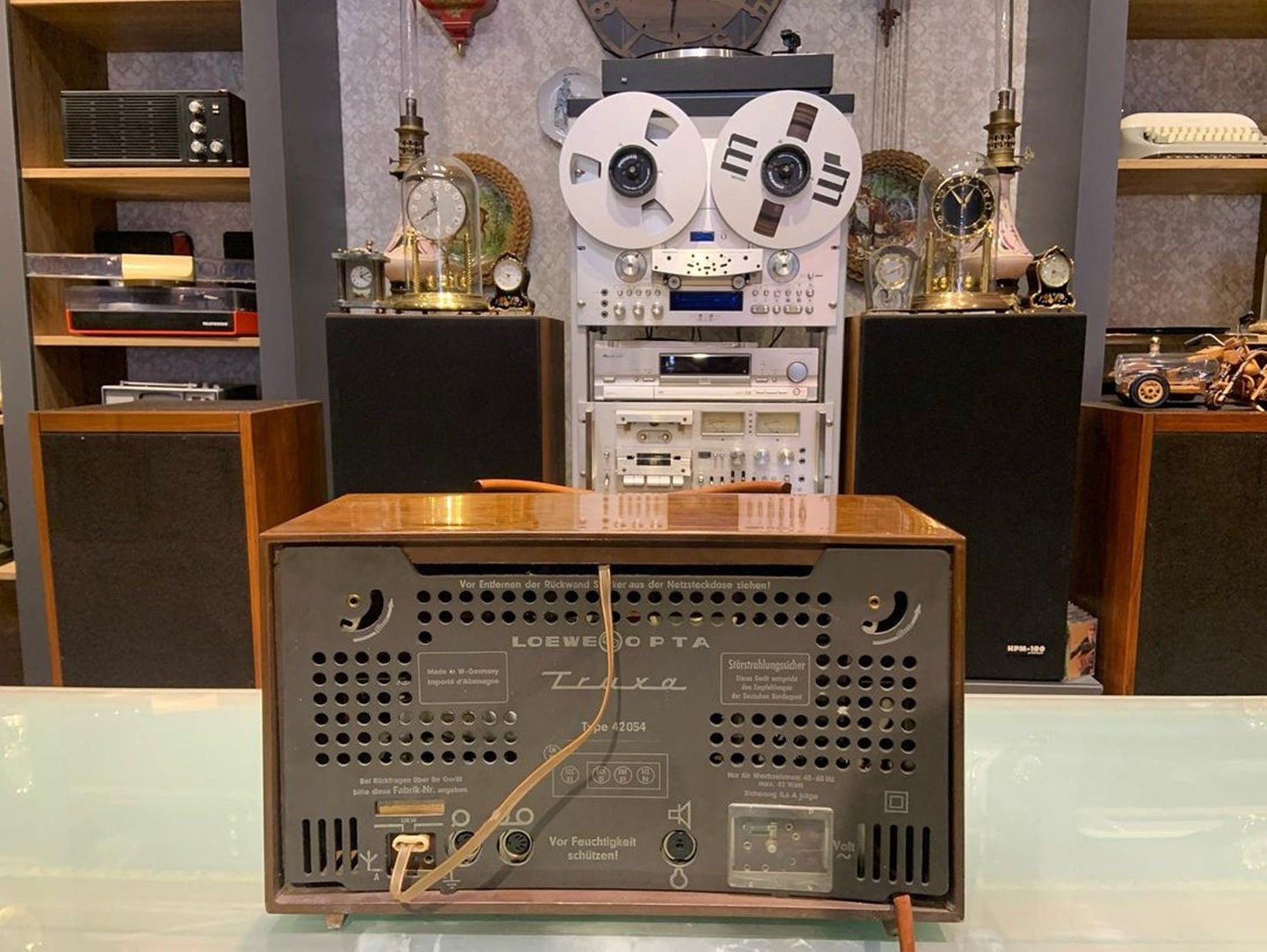 Loewe Opta Truxa Vintage Radio: A Symphony of Nostalgia and Modern Elegance with Antique Design and Lamp Feature