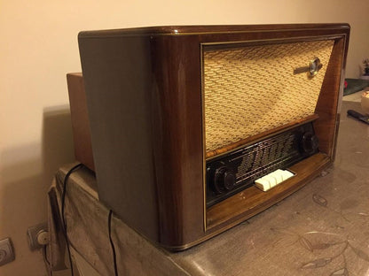 Braun 300 Radio - Vintage Radiance Illuminated