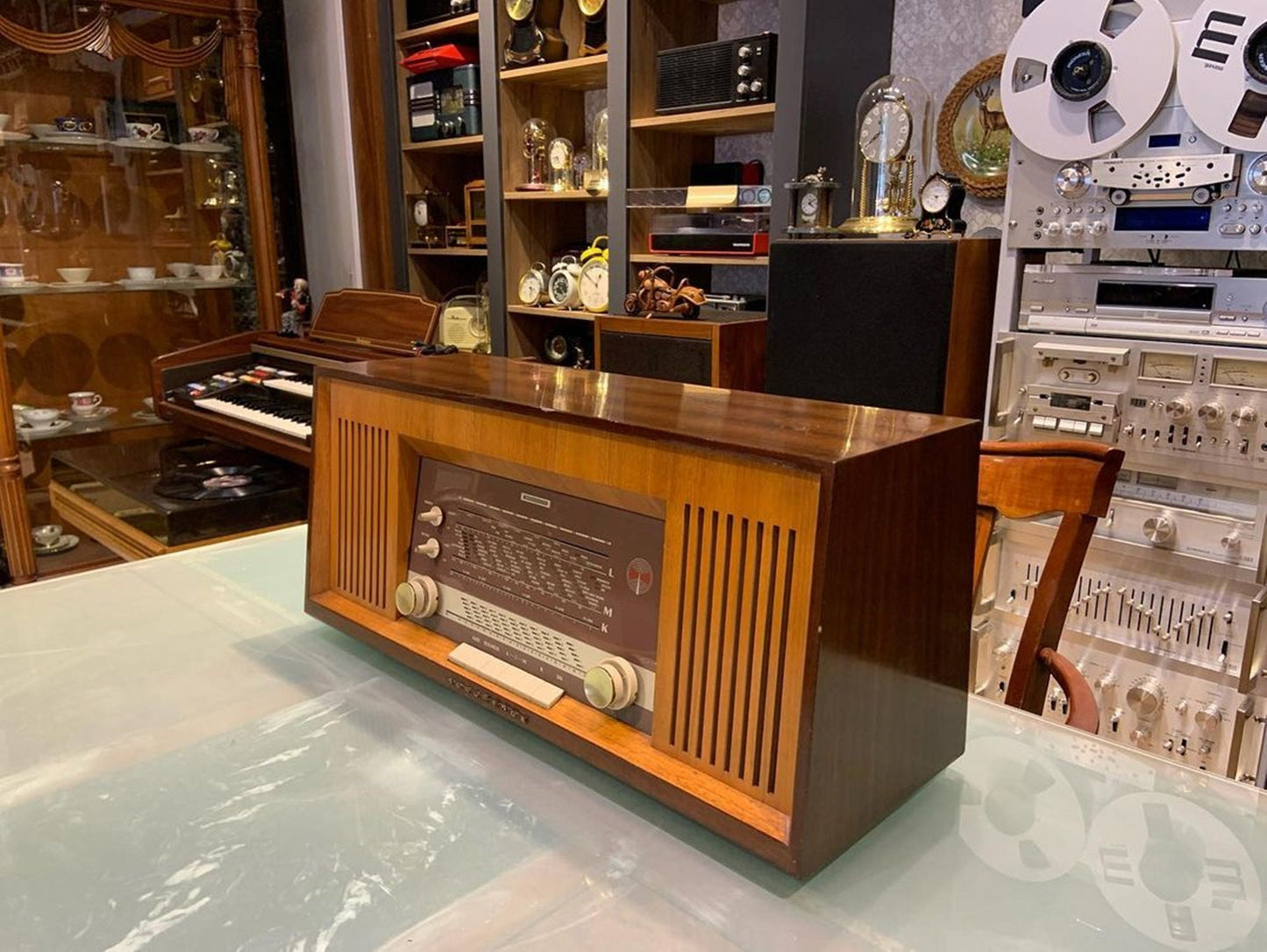 Nordmende Fidelio Stereo Vintage Radio: A Harmonious Fusion of Antique Elegance and Superior Audio