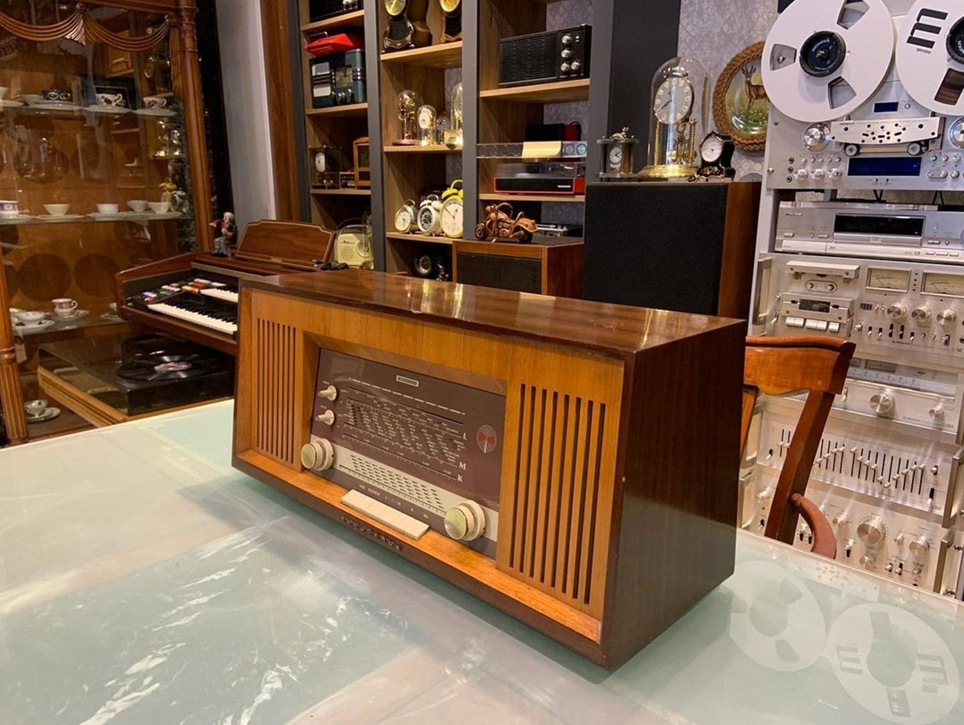 Nordmende Fidelio Stereo Vintage Radio: A Harmonious Fusion of Antique Elegance and Superior Audio