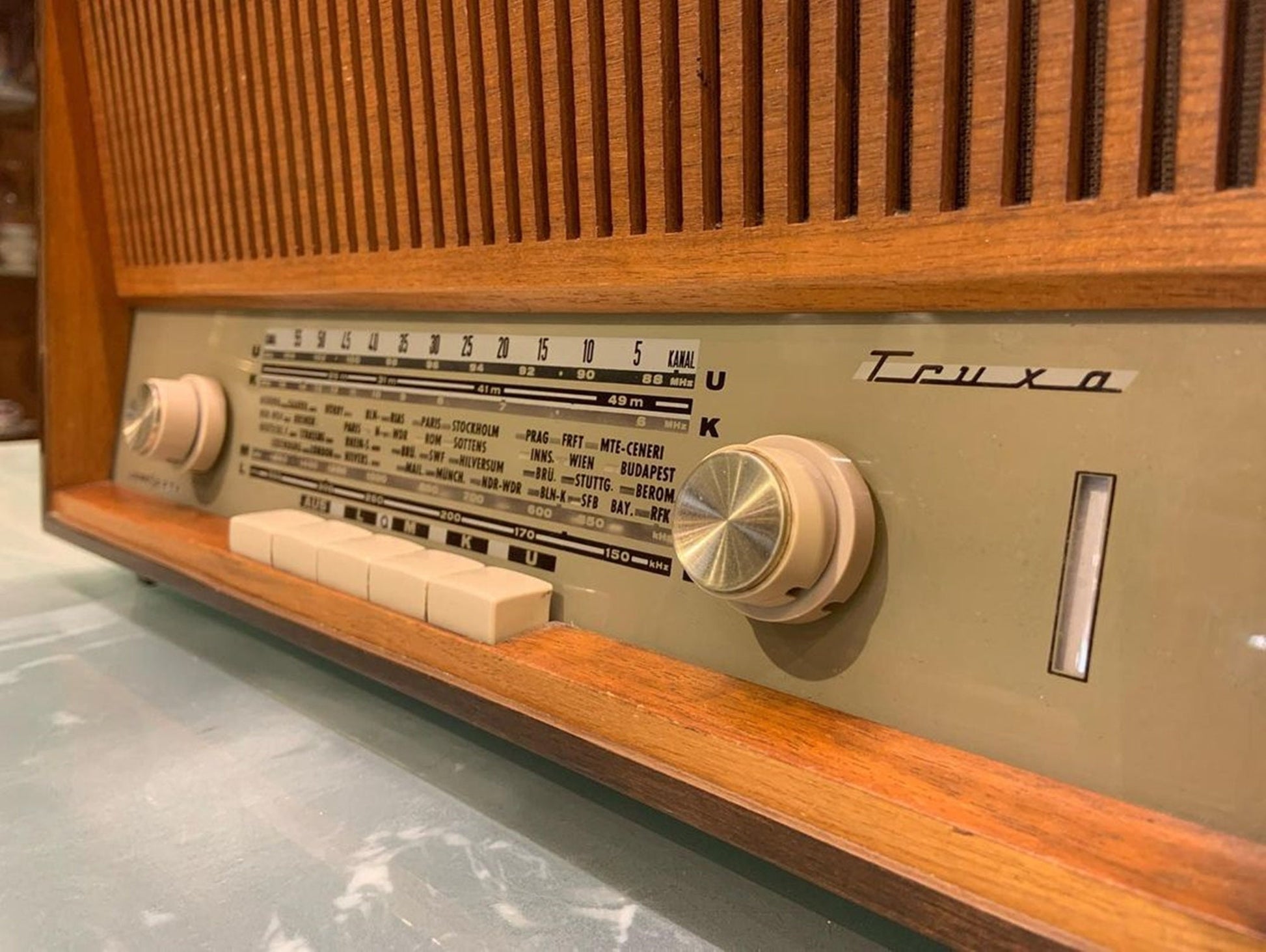 Loewe Opta Truxa Vintage Radio: A Symphony of Nostalgia and Modern Elegance with Antique Design and Lamp Feature