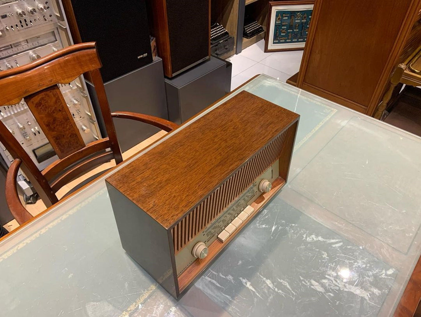Loewe Opta Truxa Vintage Radio: A Symphony of Nostalgia and Modern Elegance with Antique Design and Lamp Feature