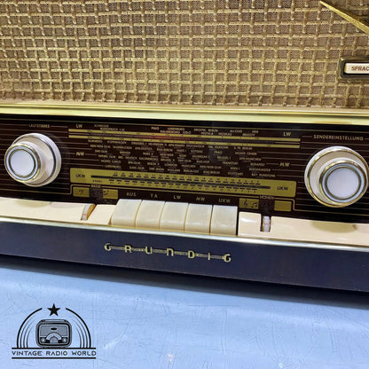Step into Nostalgia - Grundig 1070 Vintage Radio with Originality and Lamp Radio Grace