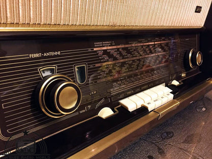 AEG 6077 WD Radio - Vintage Elegance and Timeless Appeal